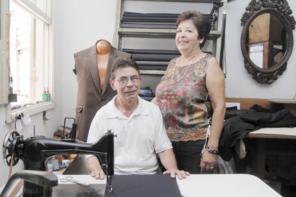 É tempo de cumprimentar pelos aniversários, meus amigos, o conhecido alfaiate José Hilário de Oliveira e sua mulher, Maria do Carmo. Ela mudou de idade na última sexta-feira e hoje é a vez do Zé Hilário. Um abraço a eles, que merecem tudo de bom.